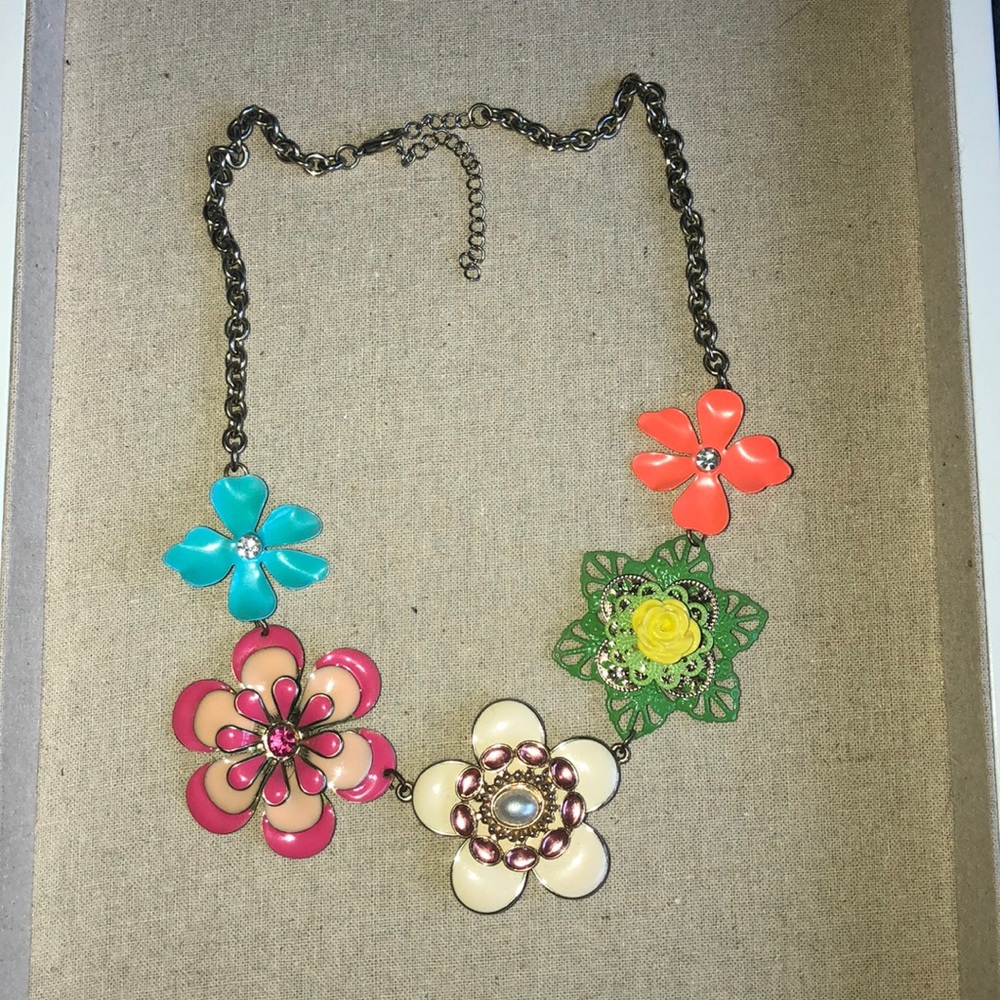 Funky flower necklace